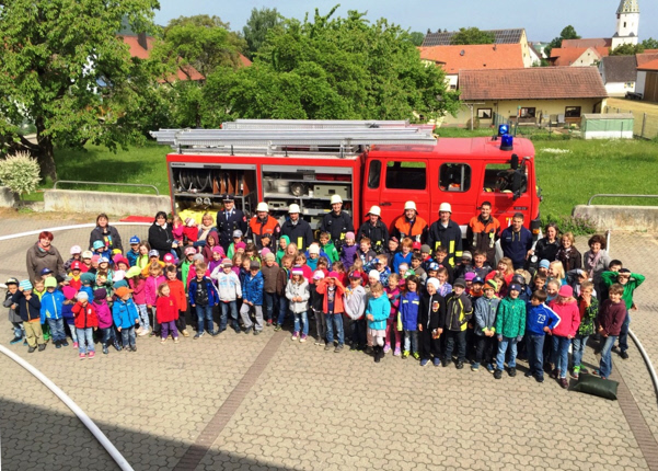 Gruppenfoto zum Besuch des Kindergartens bei der Freiwilligen Feuerwehr Meinheim