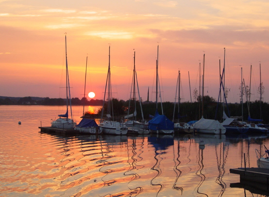 Seegelboote im Fränkischen Seenland bei Sonnenuntergang
