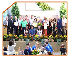 Gruppenfoto der Siegerehrung im Bezirksentscheid des Dorfwettbewerbs 2022